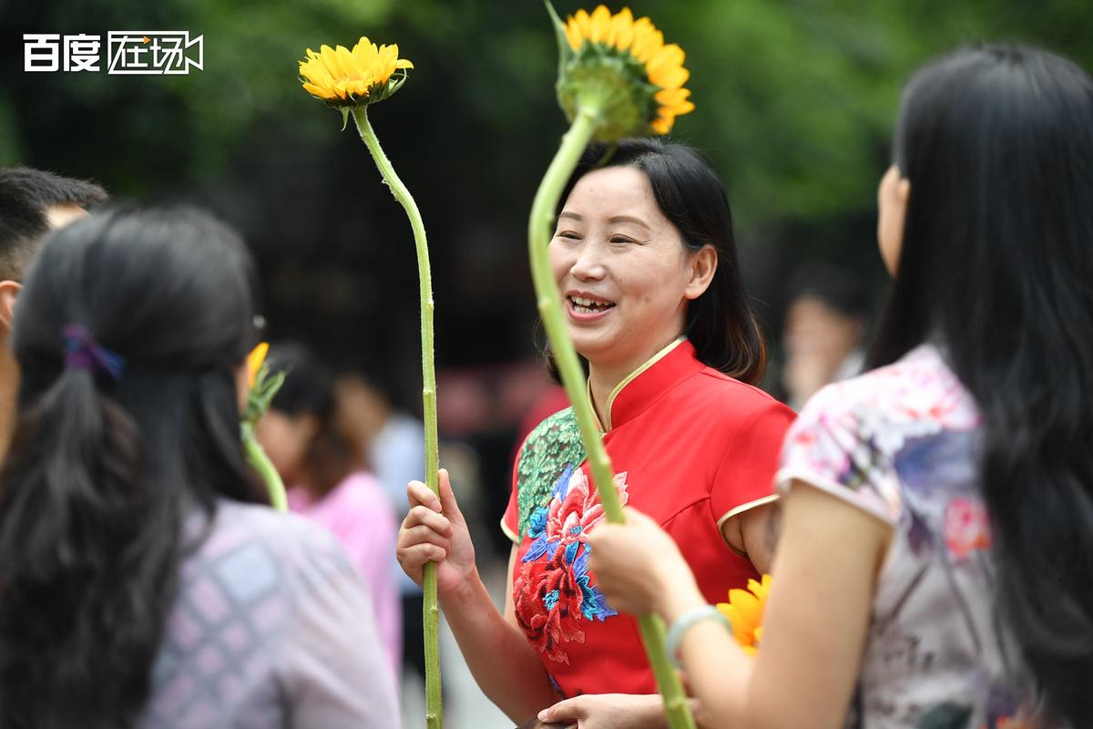 新澳门开奖结果记录历史和爸爸穿旗袍为儿应援与爸爸穿旗袍陪考