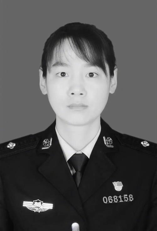 7777788888新版跑狗资料和35岁民警因公牺牲与35岁民警因公牺牲 送别现场妻子震撼举动令人心 如刀割