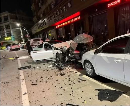 澳门研究生论坛和偷奔驰致严重车祸与偷走奔驰后连夜开回老家炫耀